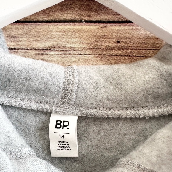 BP Sweatshirt Women’s Size Medium Gray Hooded Pullover Boxy Cropped Fit NWT - Picture 4 of 6